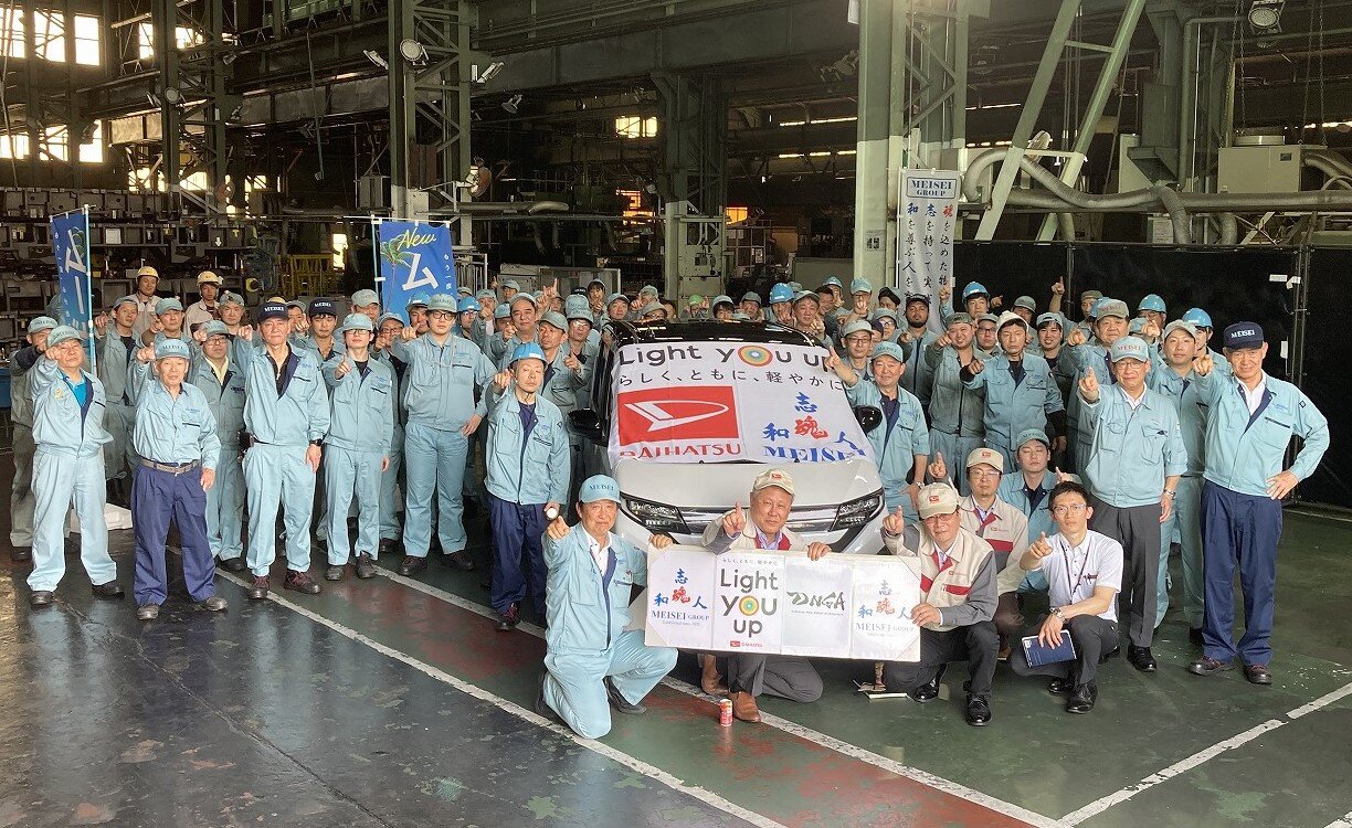 同社が金型を製作した車種の発売を機に行われる「魂の伝達式」の様子（写真提供：明星金属工業）