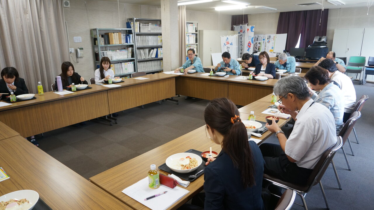 7月に同社内で行われた「V.O.S. メニュー」試食会。試食後、意見交換が行われた