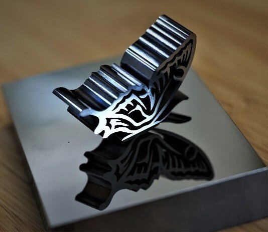 「鏡面プロファイル研削加工」サンプル（写真提供：ミスズ）