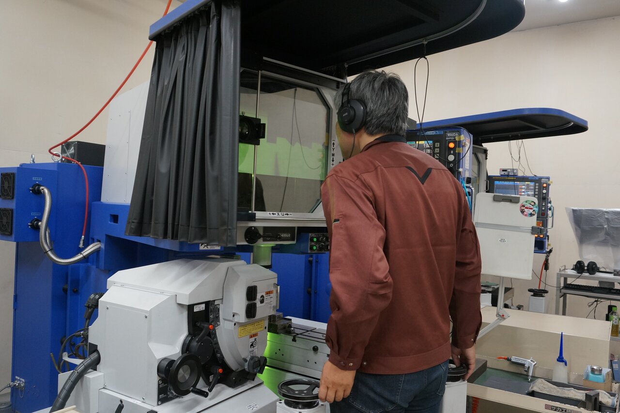 成形研削（上）とプロファイル研削（下）とでは必要とされる技術センスが異なるという