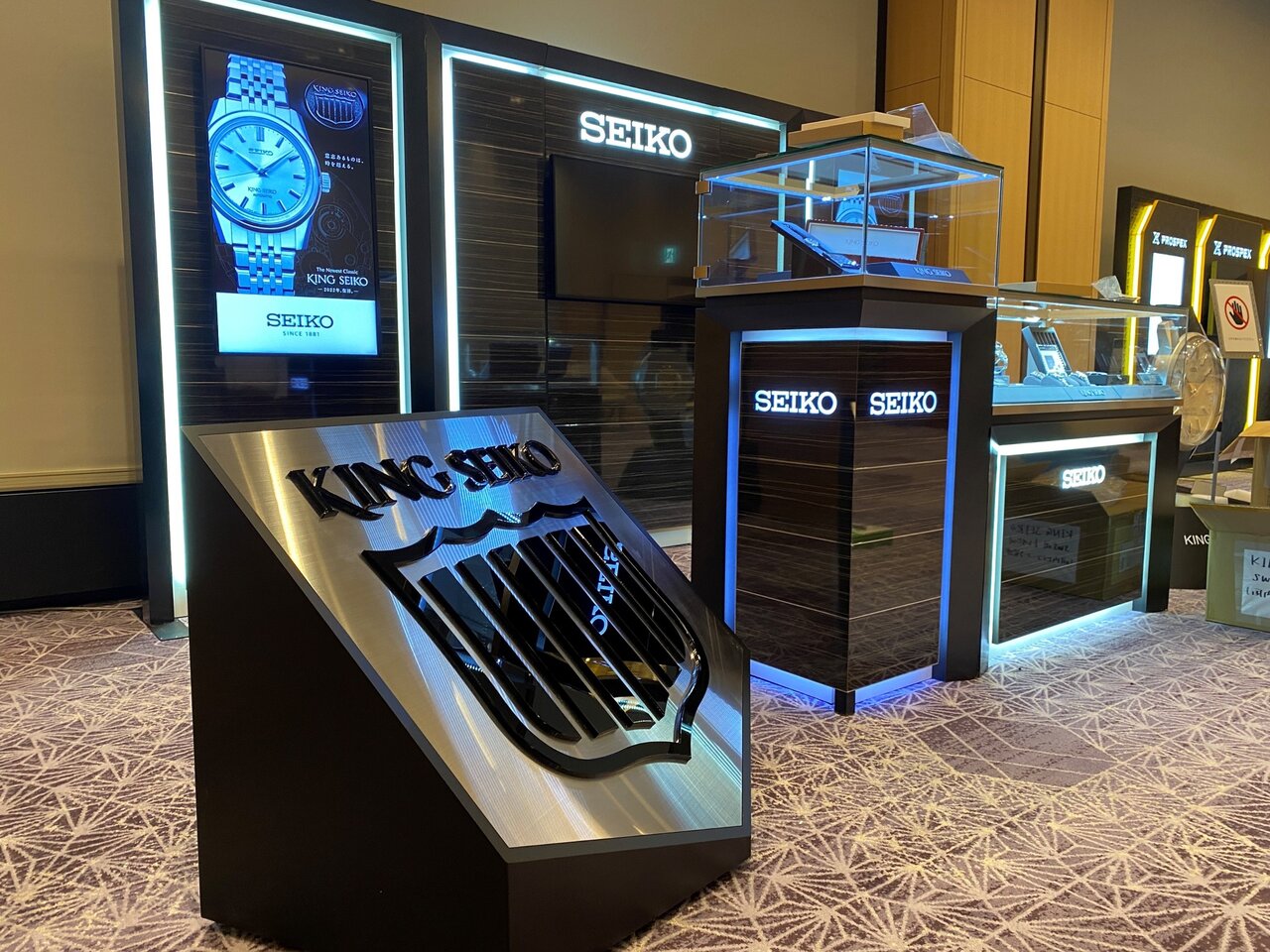 図3　千代田の技術が活きた店舗什器・サイネージ（写真提供：アベキン）