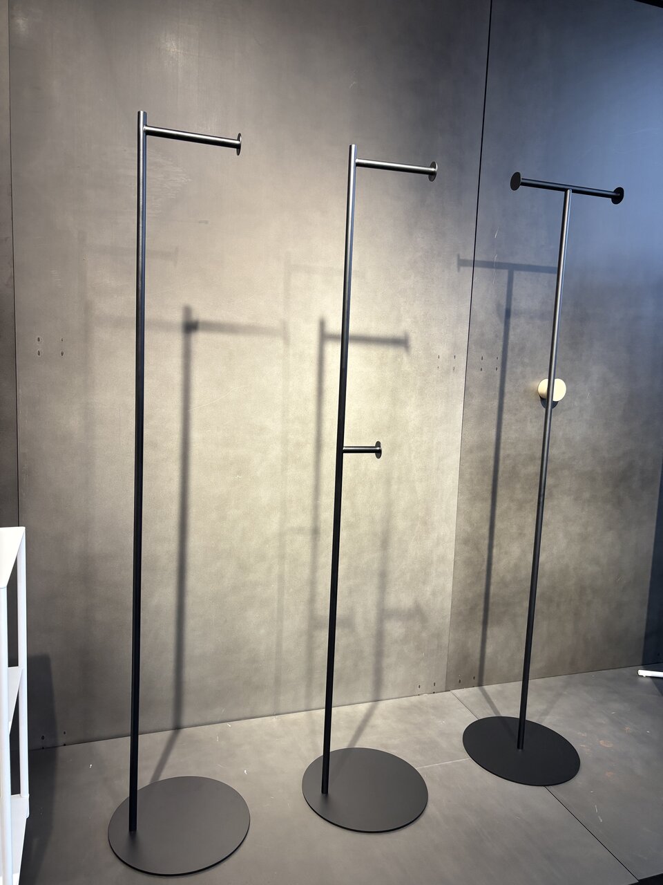 図5 　「KUROSHIRO」はシンプルなデザインが魅力のオリジナルブランド家具