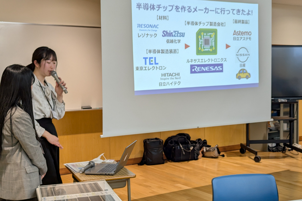 図３　企業座談会を運営する様子（写真提供：茨城高専）