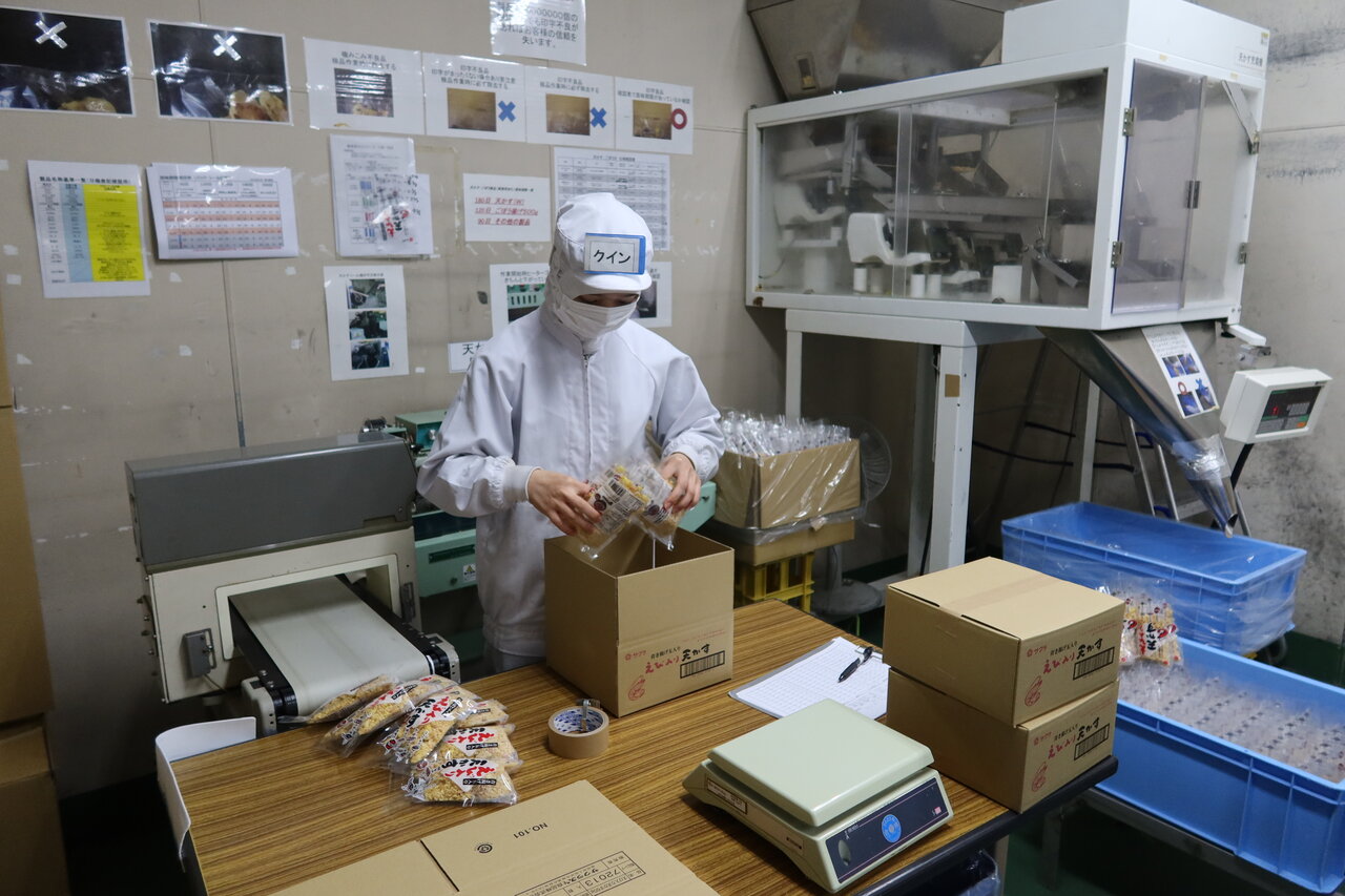 まとめ作業から1箱流しへ変更した天かすの包装工程