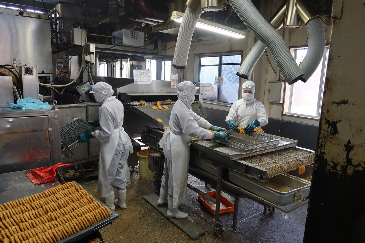 従来4人体制で稼働していたフライヤーラインを3人でも対応可能にした。現在はほかのラインもその日の人員数や目標生産数に合わせて稼働できるように