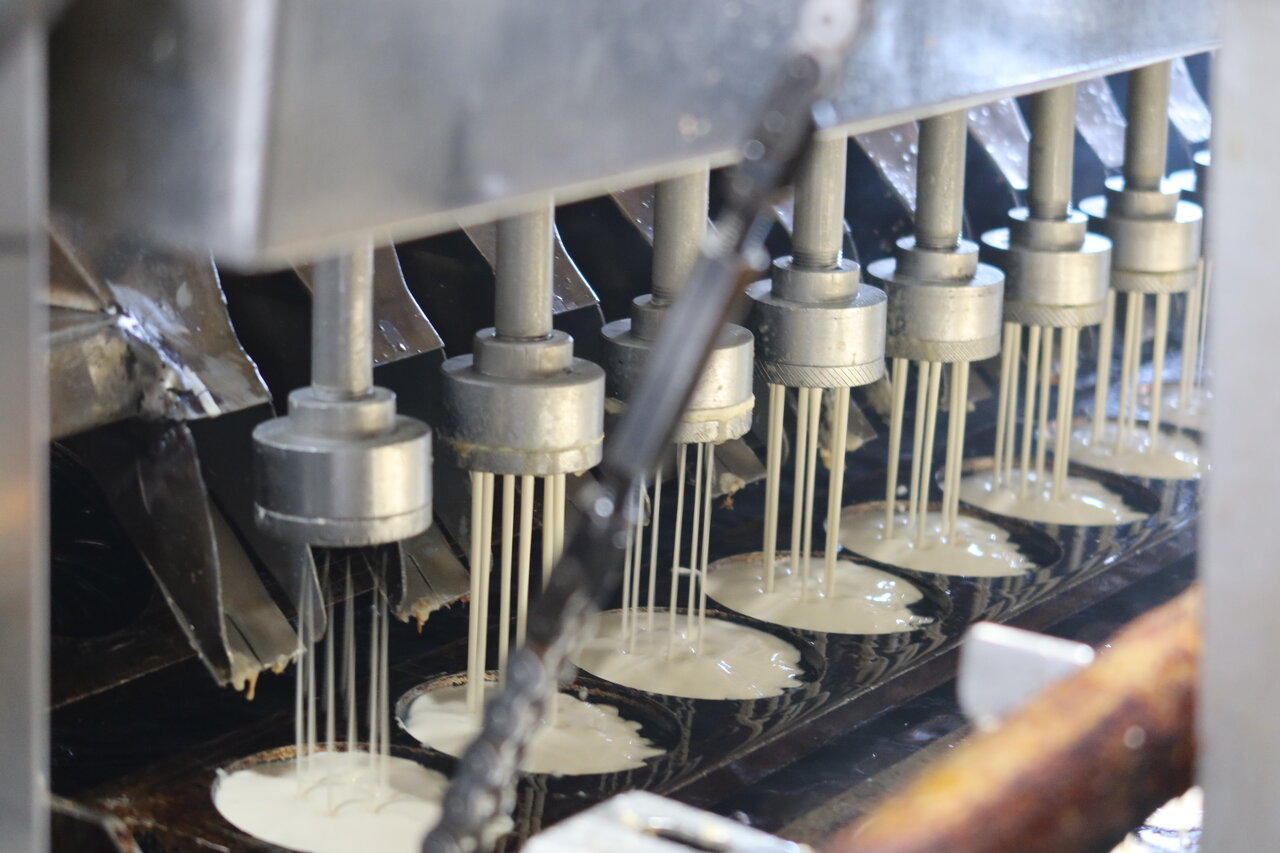 成形板に衣液を落とし円形に整える乾燥天ぷらの製造工程