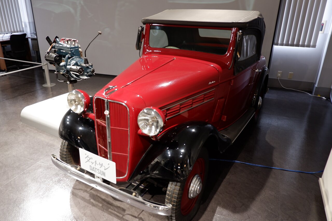 横浜工場のショールームに展示されている1937年発売のダットサン16型