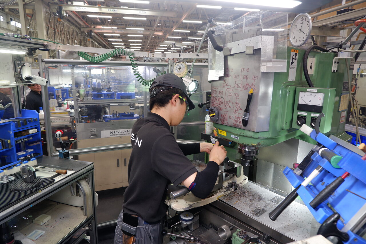 技能五輪フライス盤センター（上）では、技能五輪でのメダル獲得に向けた技能訓練を行っている（下）