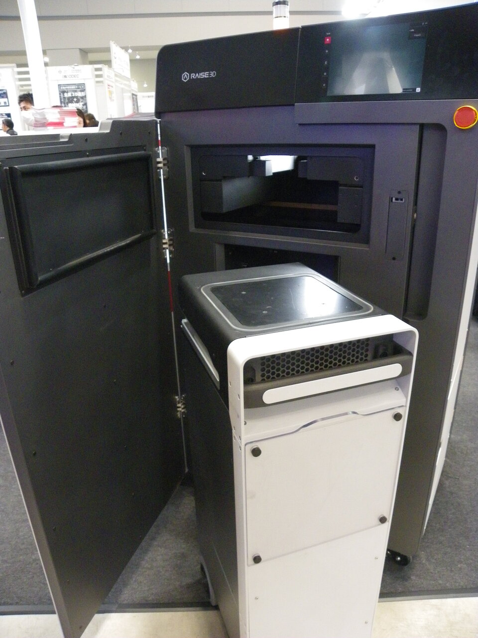 写真5　コンパクト・高出力のSLS方式3Dプリンタ「Raise3D RMS220」