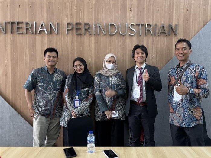 写真4　IMDIAスタッフと筆者（右から2人目）