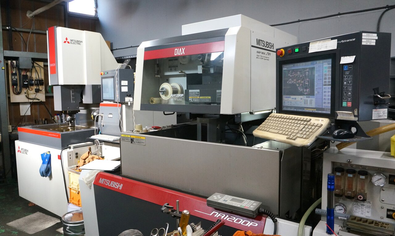 ワイヤ放電加工機や平面研削盤など金型製作設備を保有