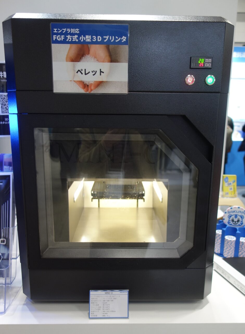 写真１　エンプラ対応小型３Dプリンタ「HERO MINI-O」