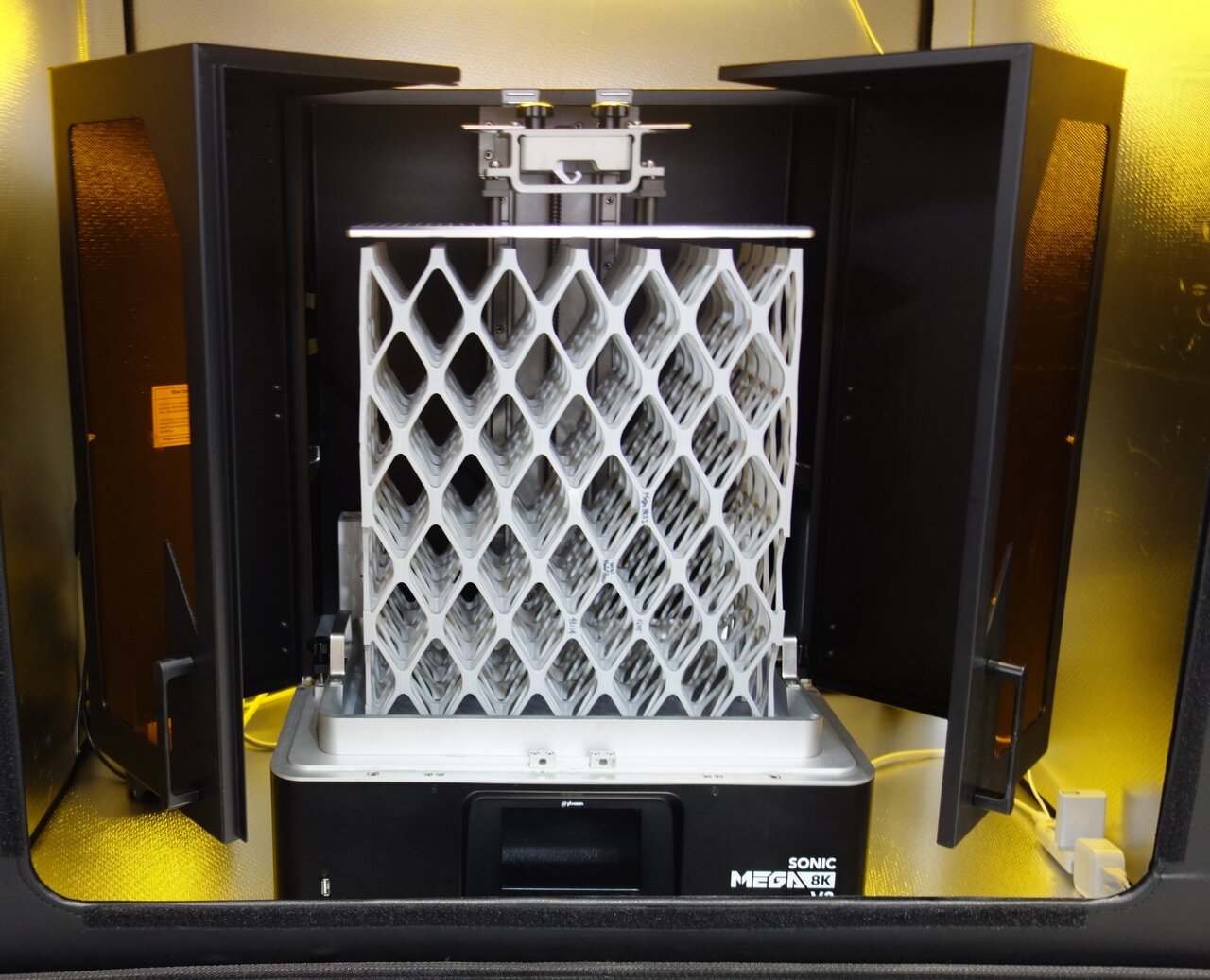 写真７　大型のモデルを造形できる「Sonic Mega 8K V2」　