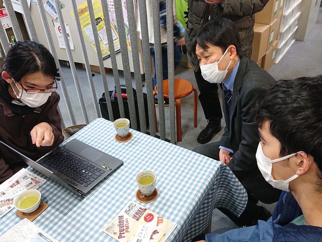 図1 　試行錯誤を重ねながら防災アプリの開発に取り組む学生たち（写真提供：沼津高専）　