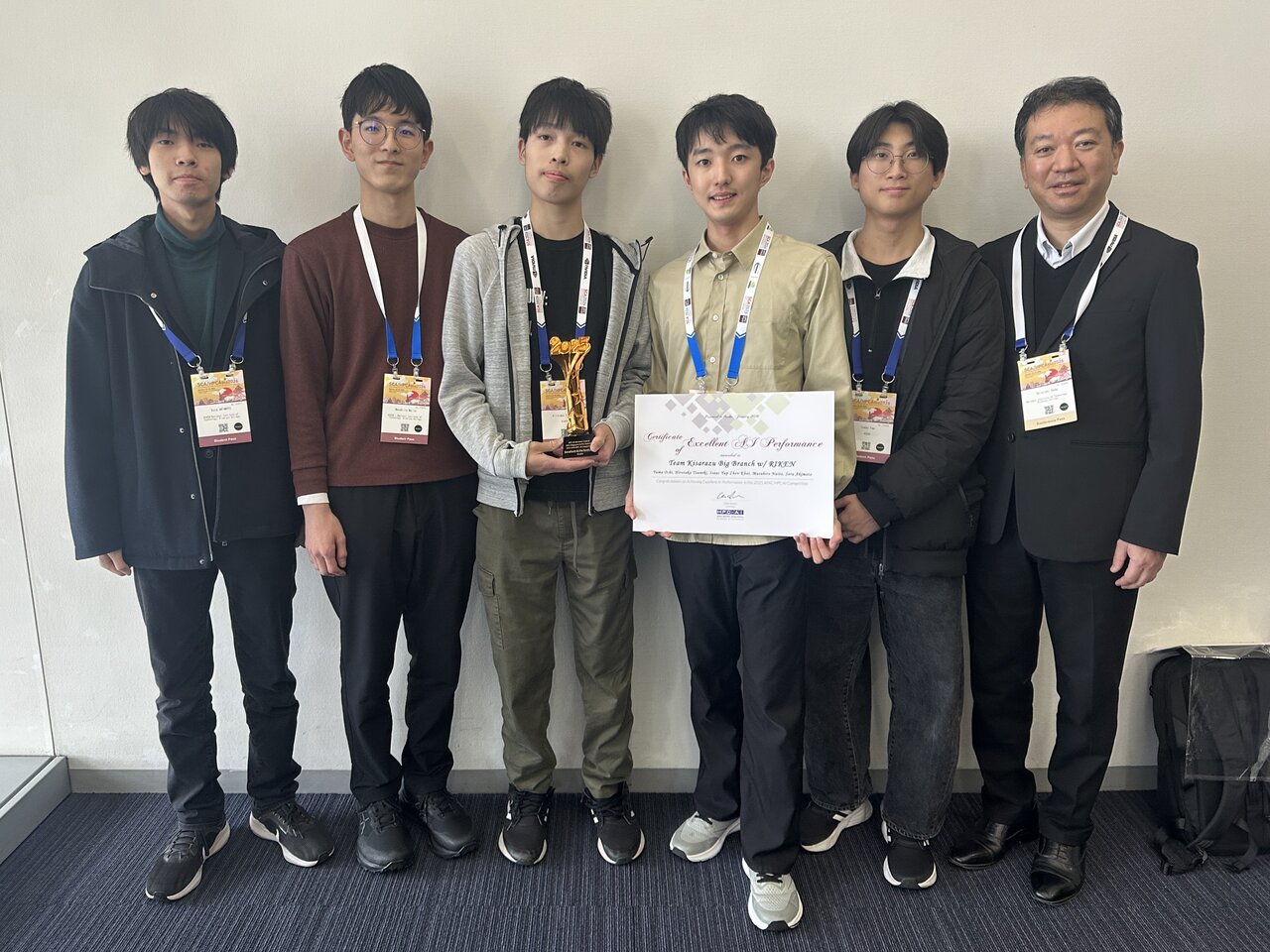 図1 　8 th APAC HPC-AI Competition 受賞メンバー（右端が大枝教授）（写真提供：木更津高専）