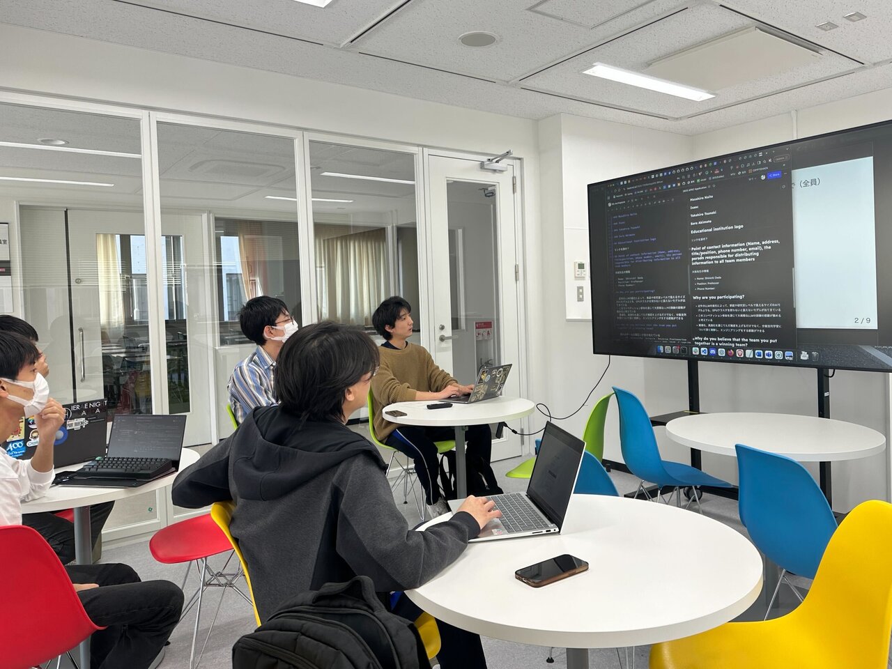 図3　大会に向けてディスカッションを重ねる学生たち（写真提供：木更津高専）