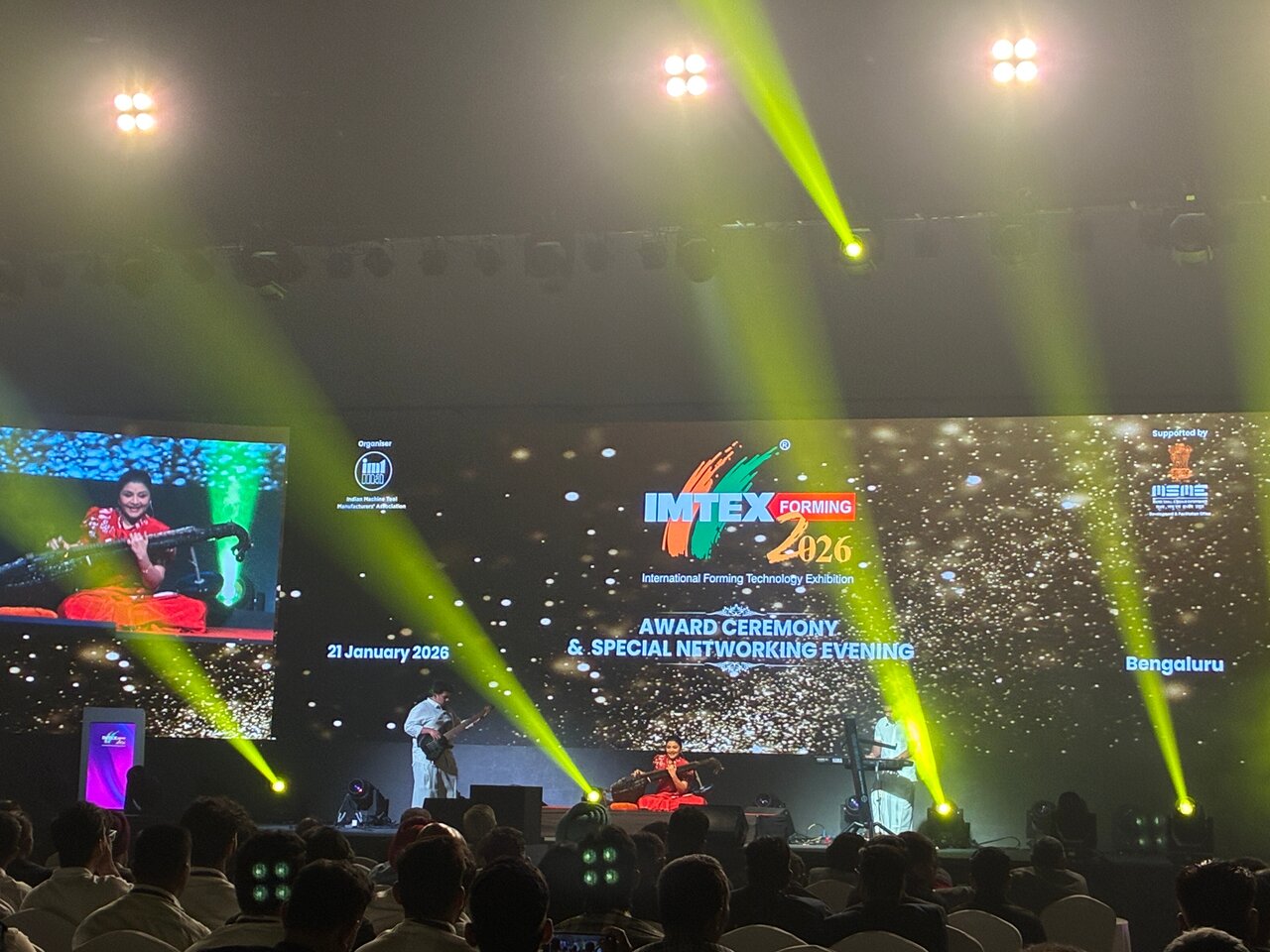 写真2　初日夜に行われたネットワーキングイベント に、インドの弦楽器「ヴィーナ」の奏者であ るVeena Srivani が登場。会場はライブ会場 の盛り上がりを見せた