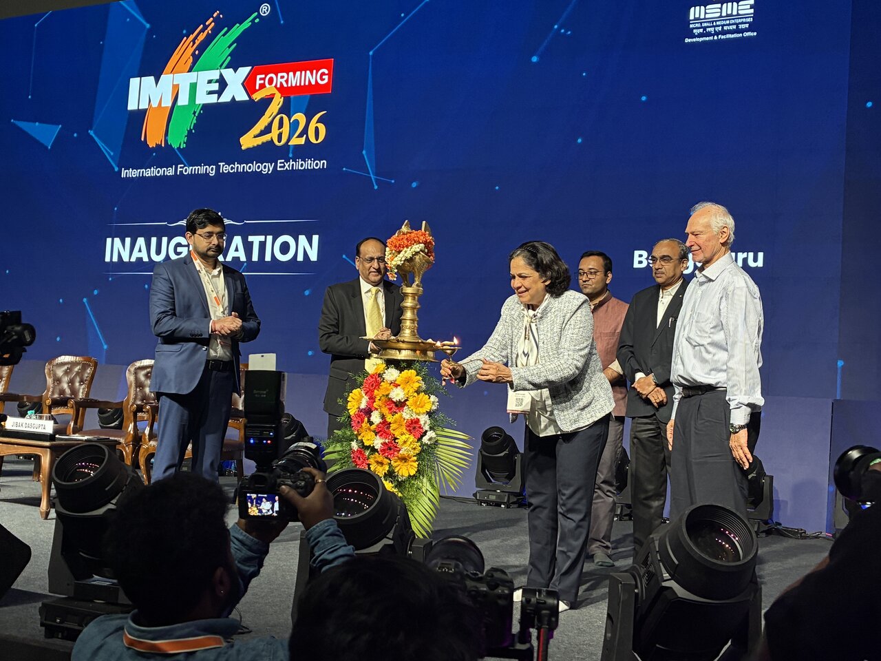 写真3 オープニングのINAUGURATION での点灯式 （右から4 番目がモヒニ・ケルカーIMTMA 会長）