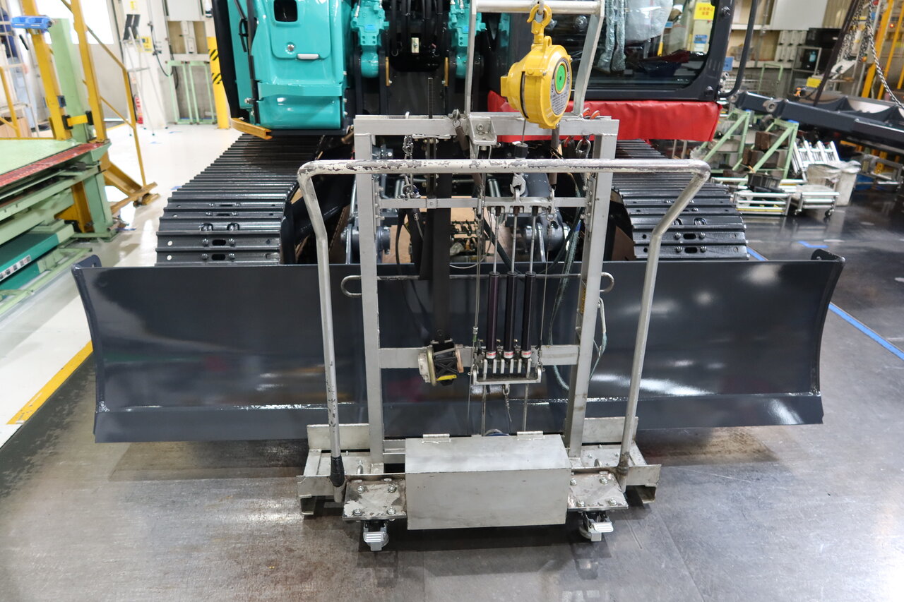 ドーザーブレード取付台車（取付時）