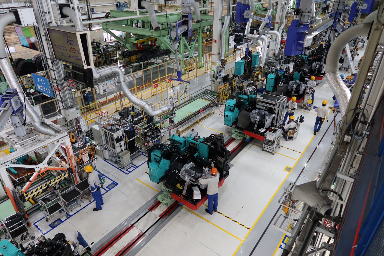 メイン組立ライン。1台16分のタクトで生産している