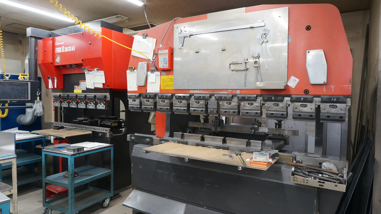 プレスブレーキは4 台保有。ほかにタレットパンチプレスやレーザ加工機も