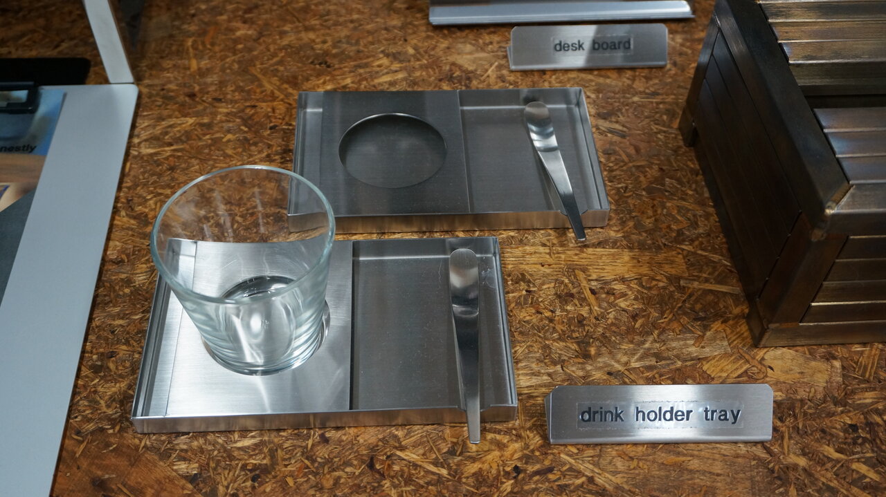 zuga のドリンクホルダ。ステンレスを磨き上げ、金属ならではの美しさを出した（意匠登録済み）