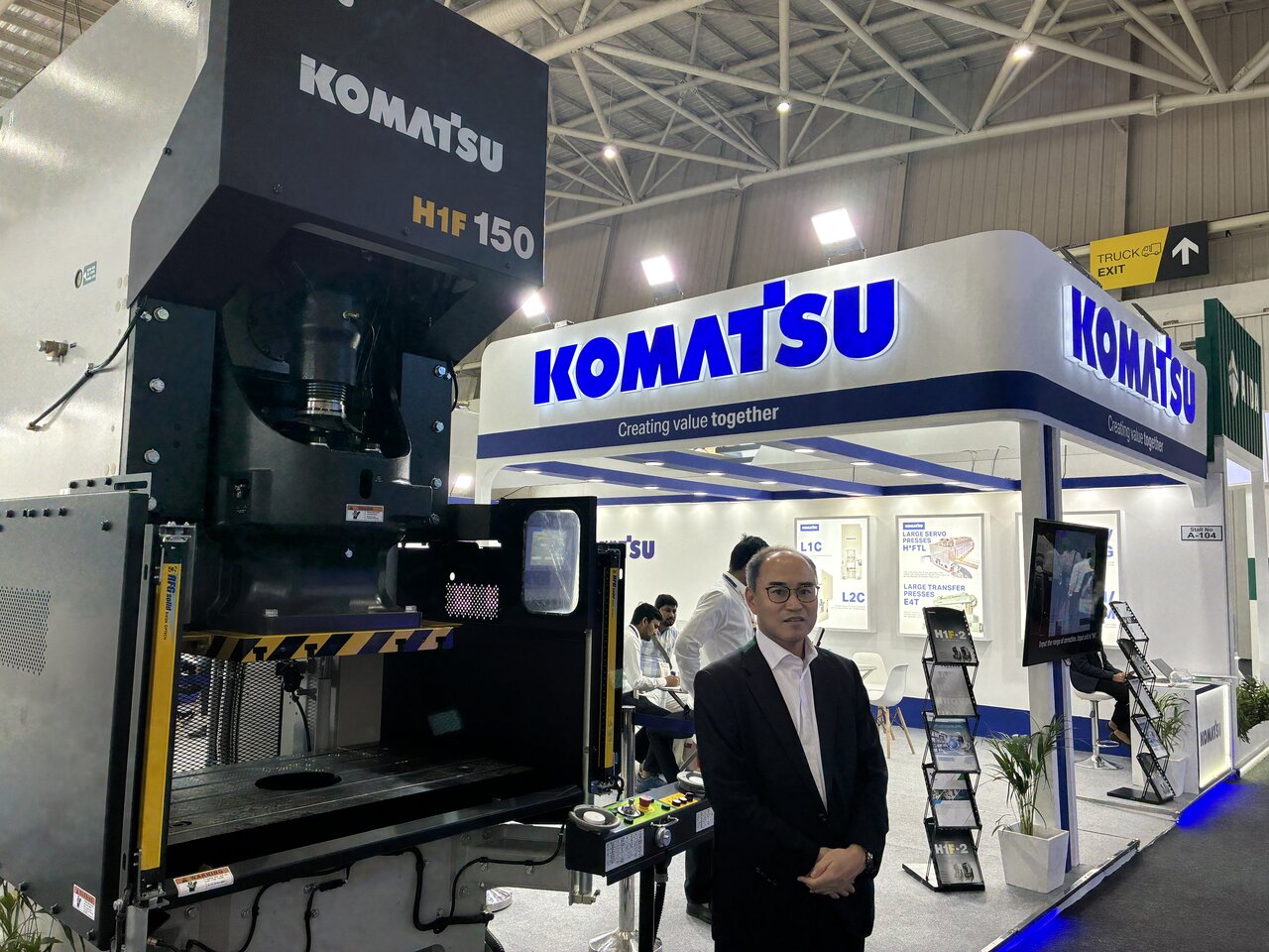写真2　コマツ産機は小型プレス機械を出展