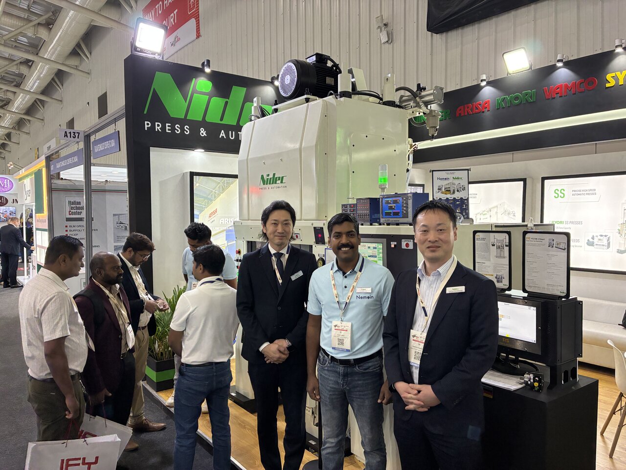 写真4　 ニデックドライブテクノロジーのブース（右 から３人目が鈴木大虎常務執行役員）