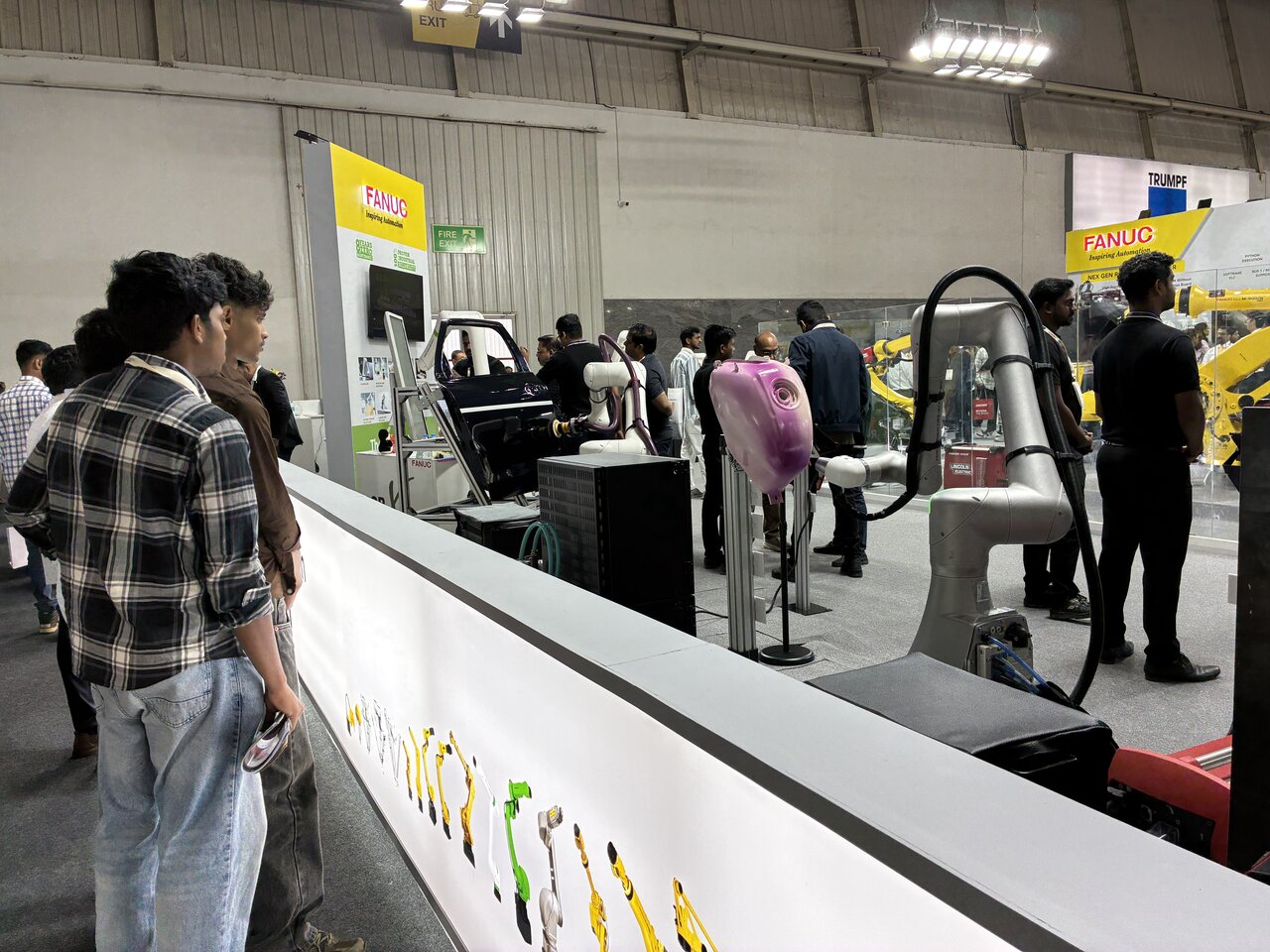 写真5　 協働ロボットや産業用ロボットを見せるファ ナックブース