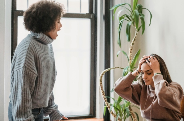 図2 　新人技術者の前で若手技術者を指導することは避けたい