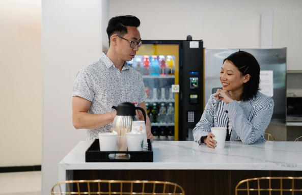 図4 　リーダーや管理職は指導者として歩み始めた若手技術者と継続的なコミュニケーションをとり、会話を始める心理的障害を下げることが重要