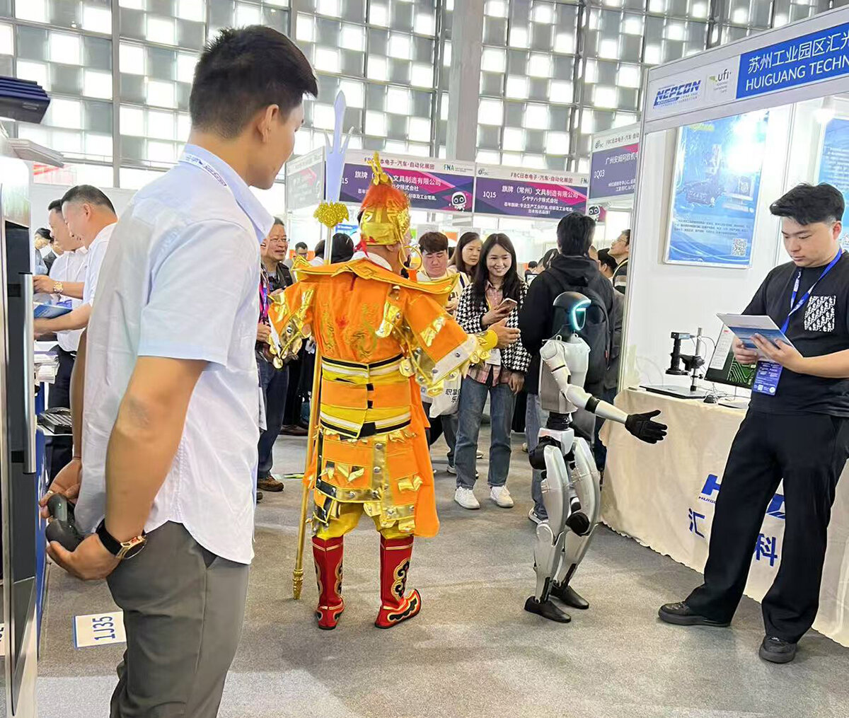 図1　電子部品関連展示会で歩き回る二足歩行ロボット