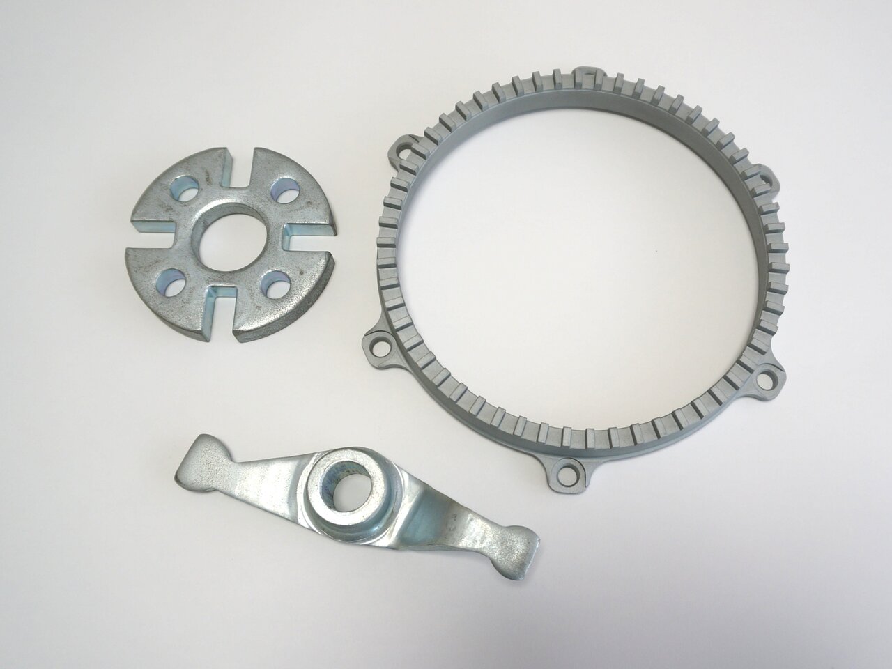 板鍛造や精密せん断などの工法転換プレス部品の例。板厚は0.8〜12mm、材料はSAPH440やSUS430、SCM415などに対応