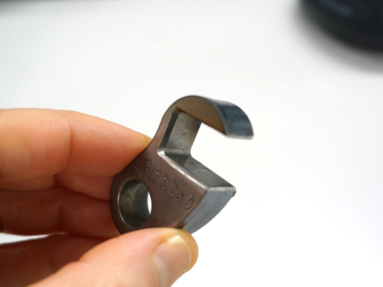 板厚10mmの精密せん断サンプル。コの字の部分がせん断面100%