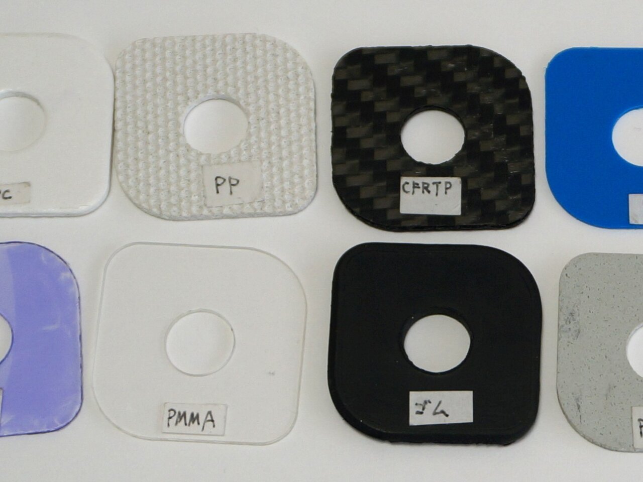 樹脂（CFRP、ポリカーボネートなど）の打抜きサンプル。通常のプレス機械でも金型や加工条件を最適にすることできれいに抜ける