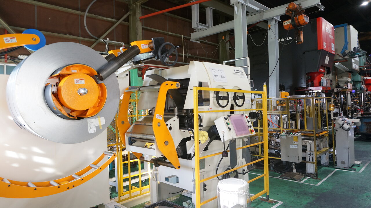 200t プレス5 連ラインペーサーの先頭にアンコイラとレベラフィーダを設置することにより重筋作業を減らし、働く環境を改善した