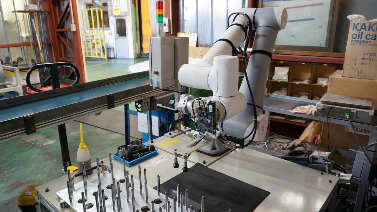 単発工程でのワーク搬入出用に導入した協働ロボット。2026年に2台の追加導入を予定する