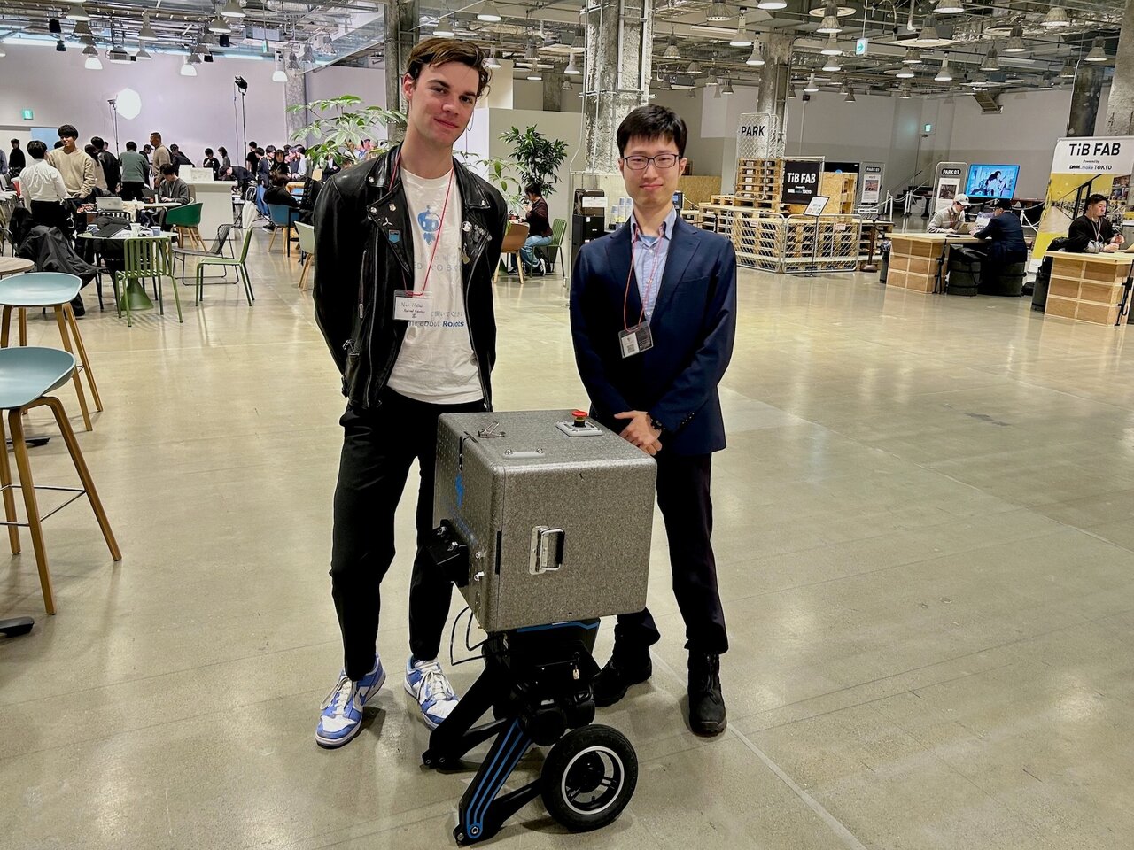 Refined robotics のニック・ハ フナーCEO（左）と鴻唯CTO