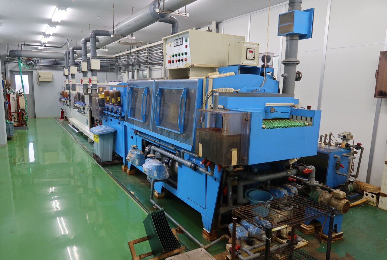 エッチングの自動設備。各工程を自動化し、生産性を大幅に向上