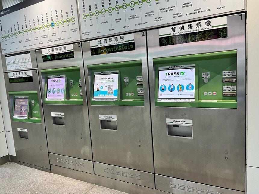 図1　台湾（台中MRT）に設置されている鉄道用券売機