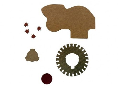 写真1　 自動車用モータの絶縁体やインバータなどの部品をベークライト、ガラスエポキシ樹脂積層板などの薄板でプレス成形する（オリジナル形状サンプル）（写真提供：山田製作所）