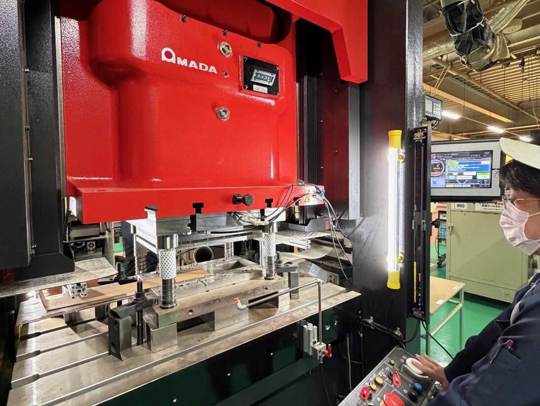 写真2　 薄い材料を仕様に応じて単発・順送でプレス成形する