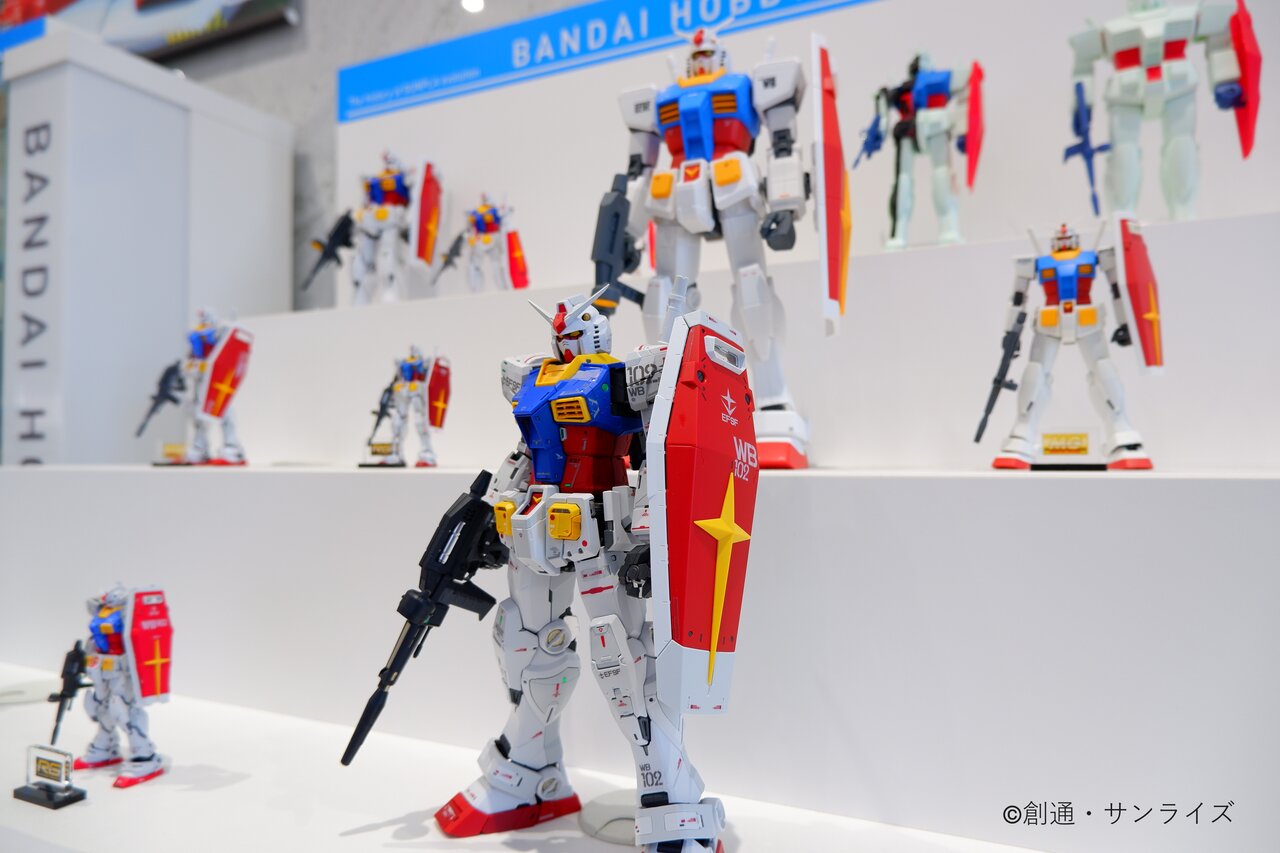 バンダイホビーセンターのエントランスではガンダムの歴代プラモデルが来場者を迎える