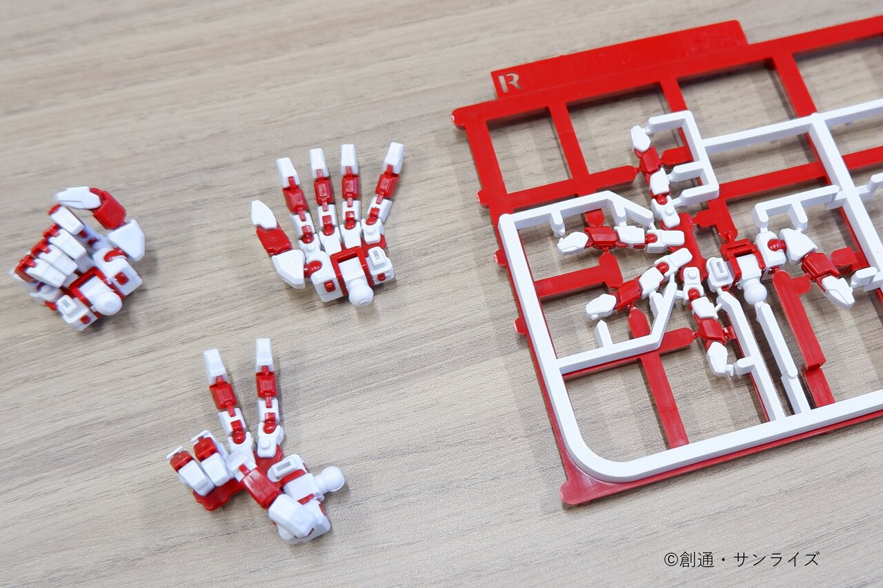 多色成形技術により手指の関節を備えたプラモデルパーツを実現