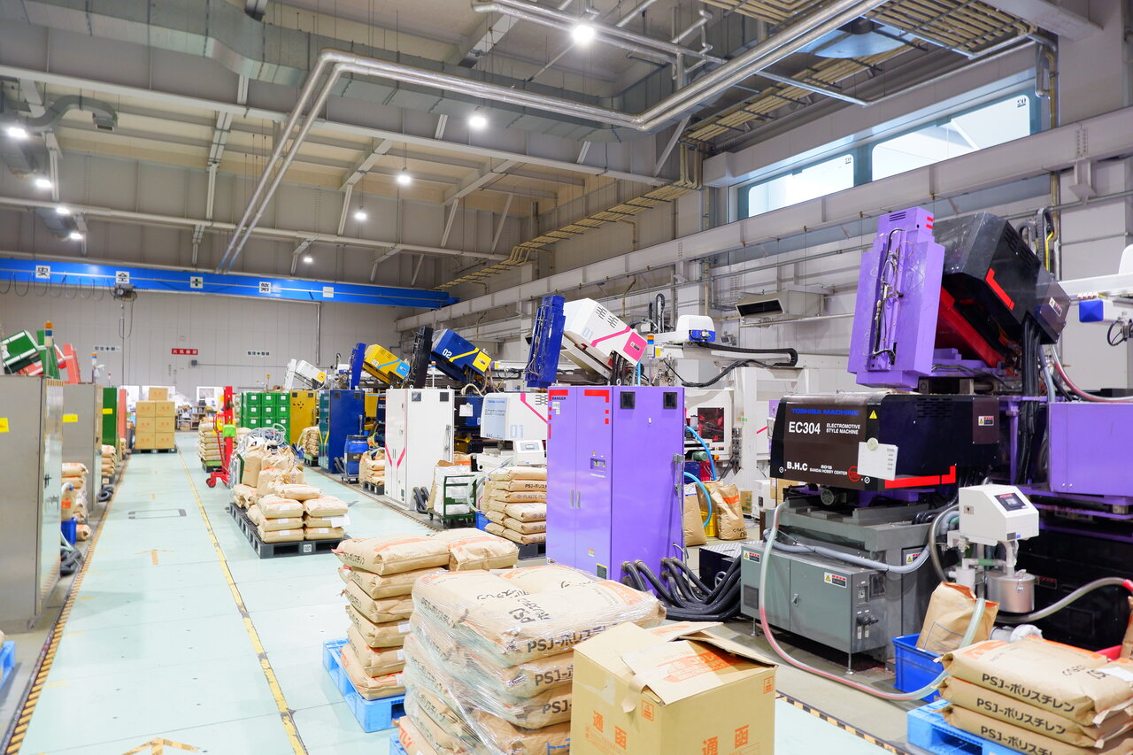 同社の特許技術「4色成形」を可能とする独自開発の射出成形機が並ぶ成形現場