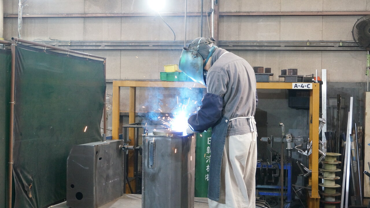 タンクの品質を左右する溶接工程。職人の技が求められる
