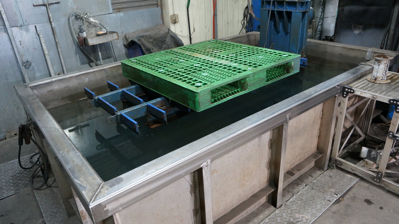 タンクを水没させて溶接漏れを見つけるための水槽。これを導入したことで、タンクの不具合が激減した