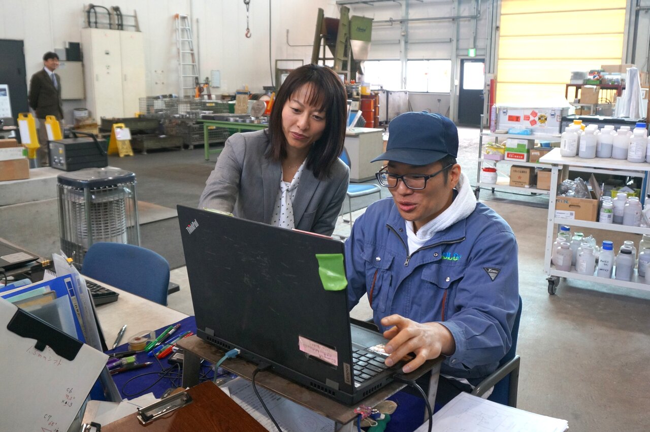 肉盛り溶接システムの開発メンバーと加工試験の結果を確認する