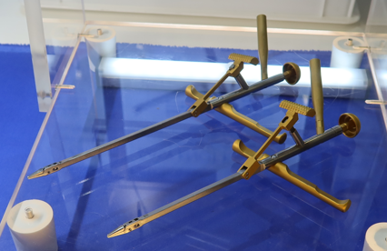 写真2 　鼻腔手術の名医と二人三脚で開発した「EASY KNOT K.O.GRIP 持針器」（ダイヤ精機製作所）