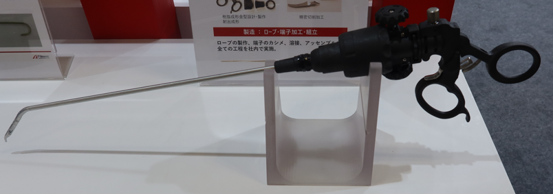 写真4 　内視鏡下外科手術用の鉗子「MIS TOOL」（朝日インテック）